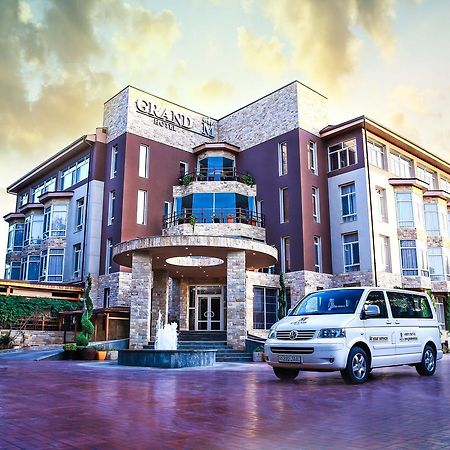 Grand M Hotel 나보이 외부 사진