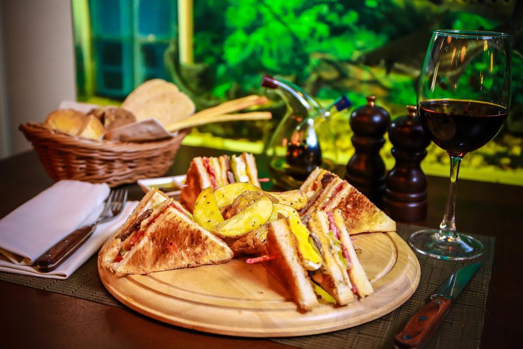 Grand M Hotel 나보이 외부 사진
